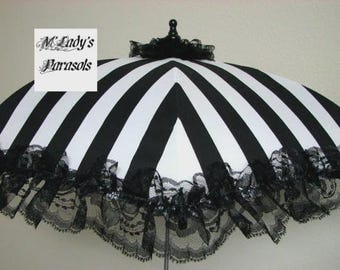 Schwarz-weiß gestreifter Sonnenschirm mit Spitzenrüsche - Viktorianische Steampunk-Hochzeit