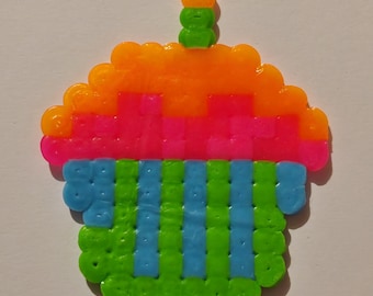 Arte de cuentas Hama de cupcakes de neón / Cupcake de píxeles de 5,5 mm hecho a mano / Bonita decoración kawaii / Pequeño regalo de cumpleaños