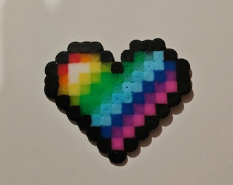 Arte de cuentas Hama con forma de corazón de píxeles arcoíris / Cuentas fusionadas hechas a mano de 6,5 cm / Bonito regalo colorido / Mini decoración de escritorio