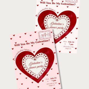 Può includere: Due inviti rosa per una cena di Galentine. Ogni biglietto presenta un grande cuore rosso con un cuore bianco bordato di pizzo al centro. Il testo recita "Will You Be My Galentine?" e "Galentine's dinner party."
