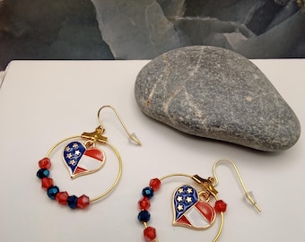 Brincos de argola patrióticos dos EUA em formato de coração dourado, pingente de bandeira esmaltada, detalhes em vermelho, branco e azul.