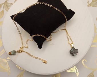 Colar com pingente de ágata musgosa em corrente de ouro 18 quilates.