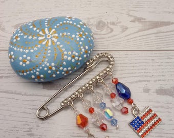 Broche de segurança com alfinete de segurança, estrelas e listras patrióticas dos EUA, com pingentes e strass.