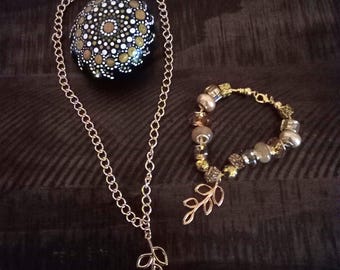Conjunto de colar e pulseira com folhas duplas