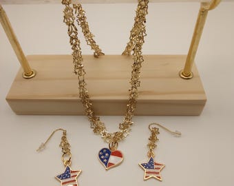 Conjunto de colar e brincos com temática patriótica dos EUA.