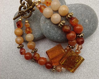 Pulseira de duas voltas em vidro checo com cornalina e pedra da lua, com detalhes em ouro antigo.