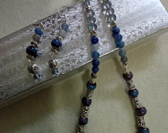 Conjunto de colar prateado e azul/Contas focais prateadas exclusivas/Contas de cerâmica azul e cristal/Conjunto de colar e brincos