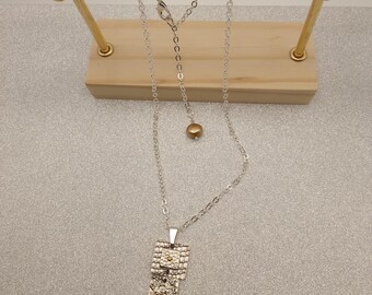 Colar antigo em prata com pingente de semente de mostarda e medalhão triplo.