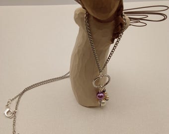 Collar con dije personalizado de cruz y ángel de perlas en acero inoxidable.