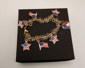 Pulseira com pingentes patrióticos dos EUA.