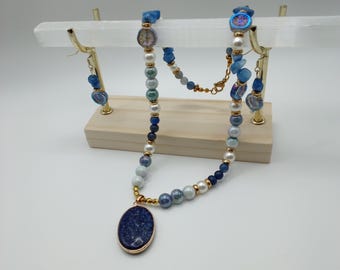 Conjunto de colar e brincos com pingente oval de lápis-lazúli azul e flores de vidro checo.