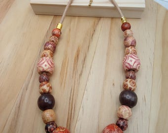 Colar artesanal em couro e contas de madeira, estilo boho.