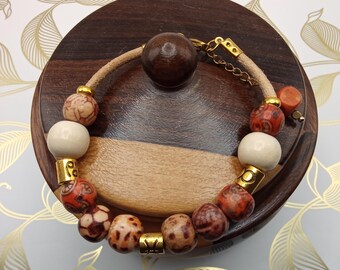 Pulseira artesanal em couro e contas de madeira, estilo boho.