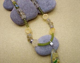 Collar con colgante personalizado de flor de nacimiento y cuentas.