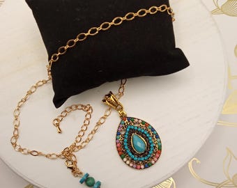 Colar com pingente em forma de lágrima de Bali em prata antiga e ouro, com miçangas multicoloridas e corrente em ouro rosa.