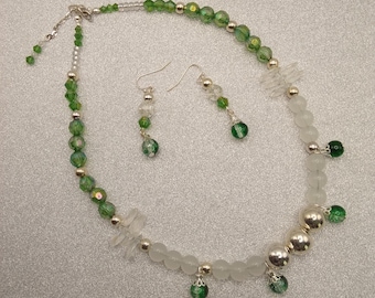 Conjunto vintage de colar e brincos com contas de vidro verde, prateado e transparente.