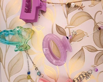 Pinza para el cabello con joyas, cadena dorada y dijes colgantes