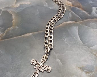 Colar/corrente em aço inoxidável com pingente de cruz.