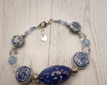 Pulseira boho em cerâmica azul e contas prateadas.