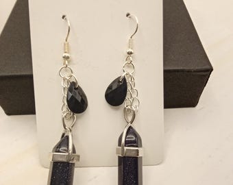 Brincos de pedra em formato de adaga de ágata preta.
