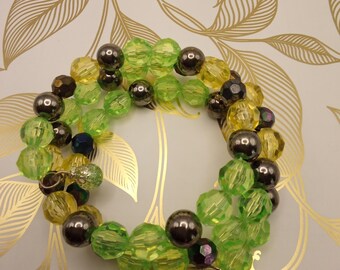 Pulseira de memórias com contas grossas verdes, amarelas e de hematita.