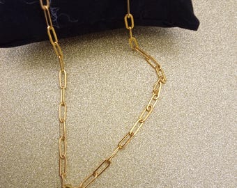 Collar con dije de piedra de nacimiento, cadena de clip de papel dorada, estilo minimalista, opción de personalización.