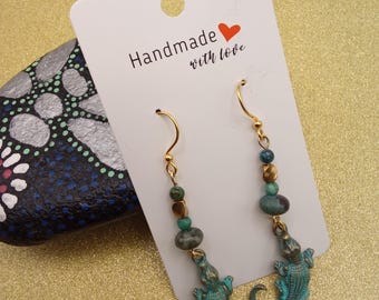 Brincos de jacaré em latão antigo com detalhes em turquesa e contas douradas.