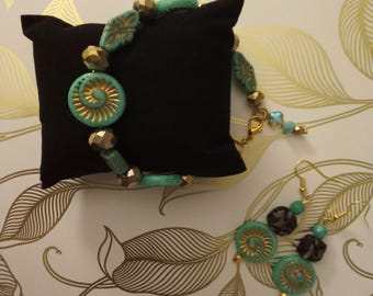 Conjunto de pulseira e brincos boho em vidro checo turquesa e trabalho em vidro soprado com detalhes em dourado.
