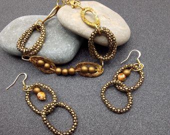 Conjunto vintage de pulseira e brincos em tecido trançado dourado e preto.