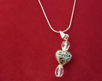 Colar com pingente de coração em estilo antigo - Corrente serpentina banhada a prata