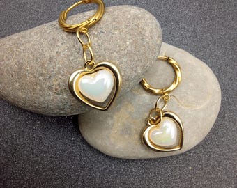 Brincos de argola em formato de coração em ouro 18k. Modelo pendente com coração em madrepérola.