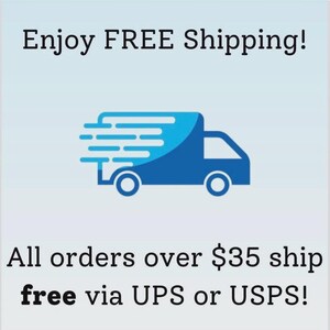 Może przedstawiać: Graficzna ilustracja niebieskiej ciężar&oacute;wki dostawczej z liniami ruchu na jasnoniebieskim tle. Tekst brzmi: Enjoy FREE Shipping! All orders over $35 ship free via UPS or USPS! Projekt przedstawia stylizowany pojazd w ruchu.