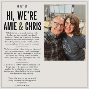 Może przedstawiać: Grafika informacyjna z tekstem 'ABOUT US HI, WE'RE AMIE & CHRIS' obok zdjęcia dw&oacute;ch uśmiechniętych os&oacute;b. Tekst opisuje ich warsztat w Anderson w stanie Indiana, proces tw&oacute;rczy oraz prowadzenie małej firmy rodzinnej.