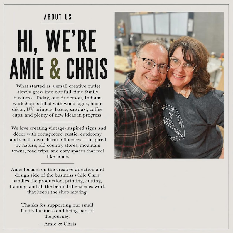 Może przedstawiać: Grafika informacyjna z tekstem 'ABOUT US HI, WE'RE AMIE & CHRIS' obok zdjęcia dw&oacute;ch uśmiechniętych os&oacute;b. Tekst opisuje ich warsztat w Anderson w stanie Indiana, proces tw&oacute;rczy oraz prowadzenie małej firmy rodzinnej.
