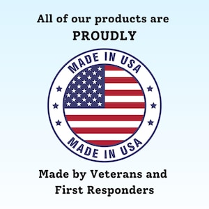 Może przedstawiać: Okrągły emblemat z flagą Stan&oacute;w Zjednoczonych w środku, otoczony napisem MADE IN USA. Nad emblematem znajduje się tekst All of our products are PROUDLY, a poniżej tekst Made by Veterans and First Responders.