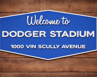 Letrero de bienvenida al Dodger Stadium, entrada de béisbol en 1000 Vin Scully Avenue