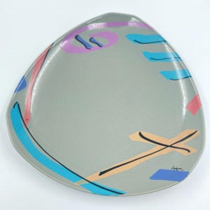 Rosenthal Dorothy Hafner Markings Porslinstallrik | Triangulärt fat i Memphis-stil från 1980-talet