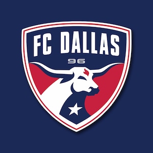 Puede incluir: El logotipo del FC Dallas presenta una forma de escudo con un fondo azul oscuro, una silueta de toro blanca y detalles en rojo. El texto FC DALLAS está impreso en blanco en la parte superior, con el número 96 centrado debajo. Una estrella blanca está abajo.