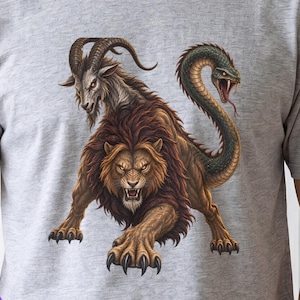 Puede incluir: Una camiseta gris sport con un estampado gráfico de una quimera, una criatura mítica con cabeza de cabra, cuerpo de león y cola de serpiente. La criatura está representada en tonos marrones y beige con garras y colmillos afilados.