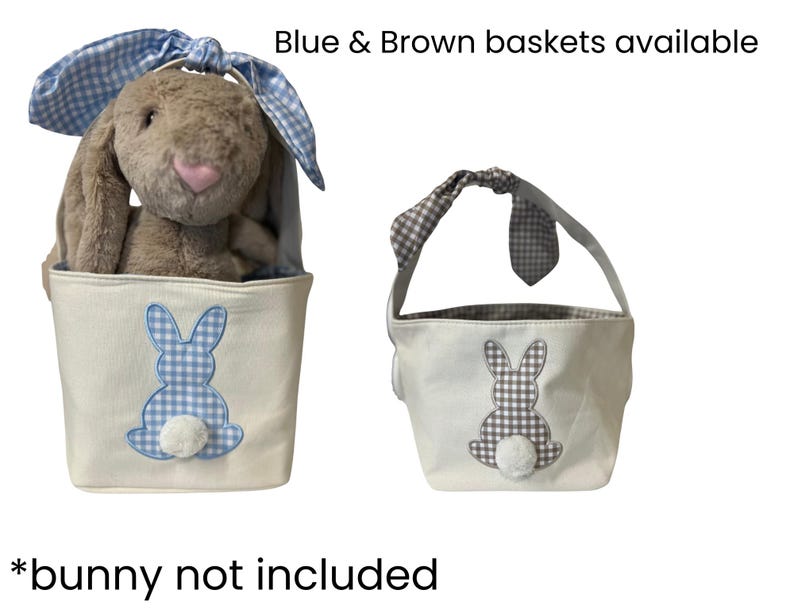 Peut inclure: Deux paniers de P&acirc;ques en tissu blanc avec des appliqu&eacute;s de lapin. L'un a un motif de lapin &agrave; carreaux bleus et une anse &agrave; carreaux bleus. L'autre a un motif de lapin &agrave; carreaux gris et une anse &agrave; carreaux gris. Le texte indique "Blue & Brown baskets available" et "*bunny not included."