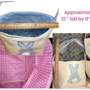 Peut inclure: Panier de P&acirc;ques cr&egrave;me avec un motif de lapin en vichy bleu. L'int&eacute;rieur est doubl&eacute; de tissu vichy bleu, et la poign&eacute;e est blanche avec un n&oelig;ud vichy bleu. Environ 30 cm de haut sur 23 cm de large.