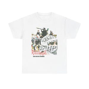 Könnte beinhalten: Weißes T-Shirt mit einem grafischen Design mit militärischem Thema. Das Design beinhaltet eine Collage von Figuren, eine Frau mit Kopftuch und den roten Text "Redise" und "War Never Changes".