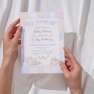 Puede incluir: Una invitación a un baby shower con un diseño de patchwork pastel. La invitación incluye el texto "Join us for a Baby Shower in honor of Emily Anderson" y los detalles del evento. Los elementos decorativos incluyen ilustraciones florales y una regadera.