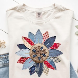 Pode incluir: Um conjunto de três vasos de cerâmica branca de alturas variadas. Os vasos têm um design texturizado e canelado. O vaso mais alto tem cerca de 25 cm de altura, o vaso médio 20 cm e o menor 15 cm.