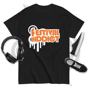 T-shirt classique unisexe - Bold Frutiger Metro - Lettres oranges - FESTIVAL ADDICT