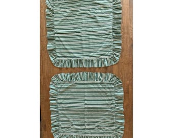 Conjunto de 2 fronhas europeias com babados e listras verdes e brancas da Waverly Williamsburg Crown Crafts