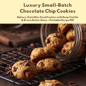 Könnte beinhalten: Nahaufnahme von Schokoladen-Chip-Cookies auf einem schwarzen Drahtgestell, wobei einige Kekse aus einem Glasbehälter quellen. Die Kekse sind goldbraun mit Schokoladenstückchen. Der Text oben lautet "Luxury Small-Batch Chocolate Chip Cookies".