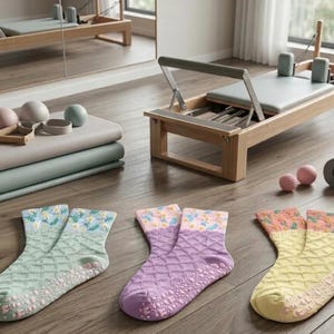 Spring Floral Pilates Grip Socks for Women, Non Slip Yoga Socks, Cute Textured Barre Socks, Anti Slip Workout Socks, Cozy Fitness Socks Gift image 2