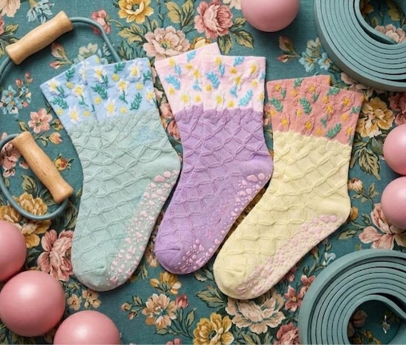 Spring Floral Pilates Grip Socks for Women, Non Slip Yoga Socks, Cute Textured Barre Socks, Anti Slip Workout Socks, Cozy Fitness Socks Gift