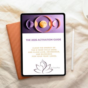 Może przedstawiać: Tablet cyfrowy wyświetlający "THE 2026 ACTIVATION GUIDE" z fioletowo-pomarańczową grafiką niebieską. Tekst obiecuje pomóc oczyścić energię i zapewnić szczęście, obfitość i błogosławieństwa. Obok znajduje się biały rysik i pomarańczowy notatnik.